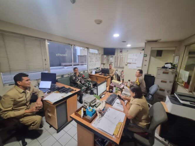 
					Sambang Kamtibmas, Bhabinkamtibmas Karet Tengsin Tingkatkan Koordinasi dengan Security Perkantoran di Sudirman