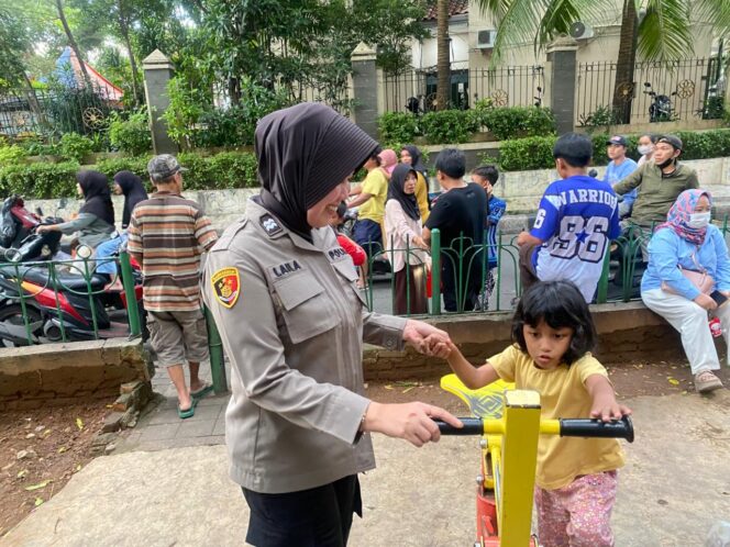
					Polwan Polres Jakpus Patroli Ramadhan di Taman Segitiga Johar Baru, Warga Diimbau Waspada
