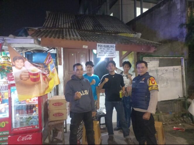 
					Sambang Satkamling Awal Ramadhan, Bhabinkamtibmas Perkuat Keamanan Lingkungan Cikini