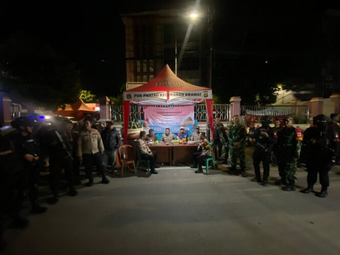 
					Patroli Sinergitas TNI-Polri memantau Pos Pantau Ramadhan Kramat