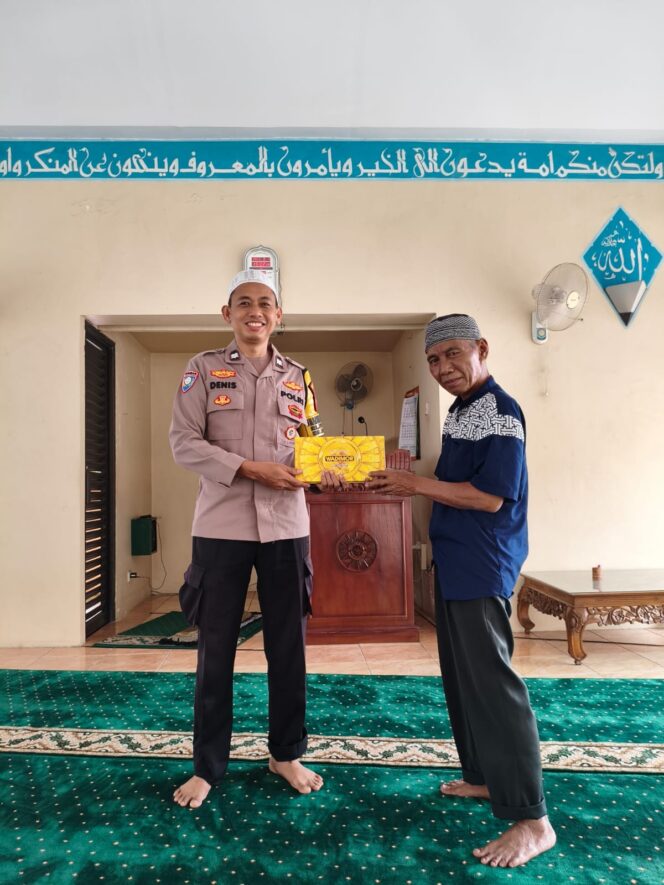 
					Kegiatan Humanis Polri, Bhabinkamtibmas Kebon Melati Serahkan Bantuan Kepada Marbot Masjid