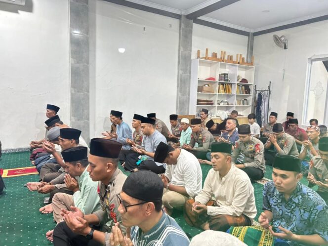 
					Pererat Silaturahmi Lewat Tarawih Keliling, Brimob PMJ Minta Warga Laporkan ke 110 Jika Ada Gangguan Kamtibmas