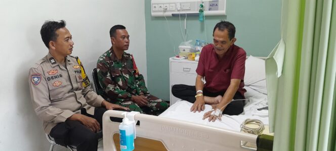 
					Bhabinkamtibmas dan Babinsa Jenguk Ketua RW yang Sakit, Wujud Sinergi dan Kepedulian