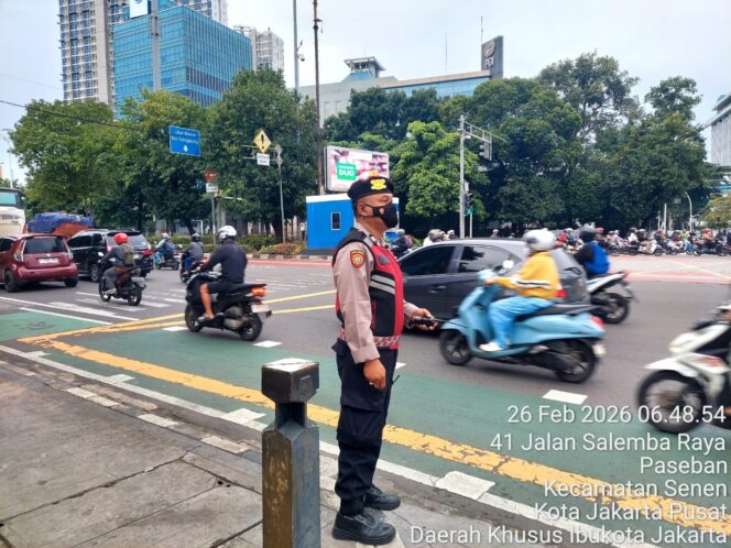 
					Personel Samapta Polsek Senen Atur Lalu Lintas Pagi, Arus di Simpang Lima Senen Ramai Lancar