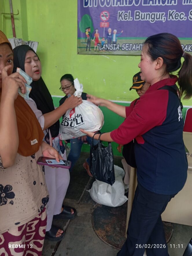 
					Warga RW 03 Bungur Antusias Tebus Sembako Murah dari Artha Graha Peduli,