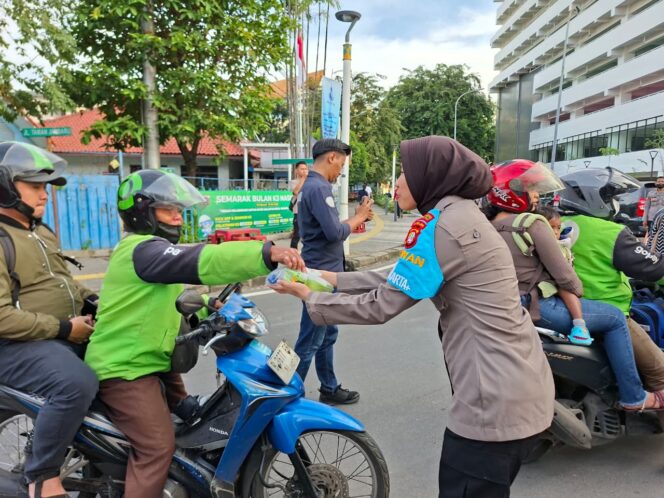 
					Polwan Jaga Jakarta Patroli Ramadan di Pasar Senen, Bagi Takjil dan Urai Kemacetan