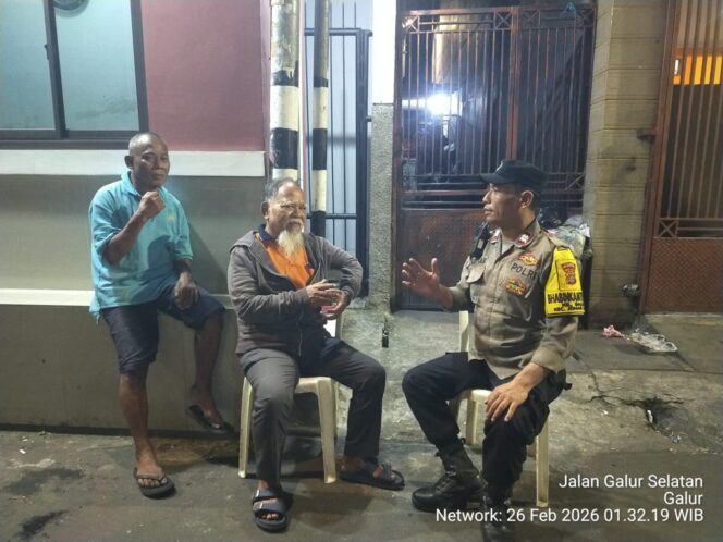 
					Bhabinkamtibmas Sambang Pos Pengamanan Ramadhan di Kelurahan Galur, Tingkatkan Kamtibmas Warga