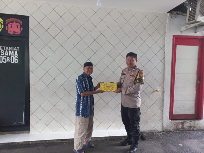 
					Pererat Silaturahmi, Bhabinkamtibmas Kebon Kacang Bagikan Sarung kepada Warga RW 06
