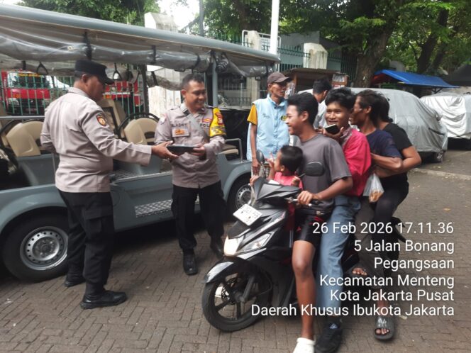 
					Polsek Metro Menteng Tebar Kepedulian Ramadan, Bagikan Nasi Siap Saji Untuk Warga Pegangsaan