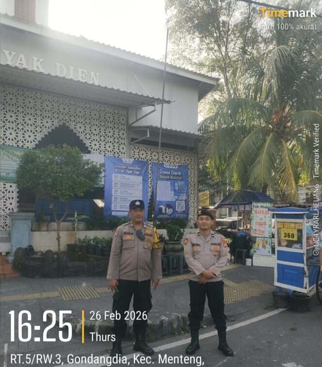 
					Bhabinkamtibmas Siaga Amankan Pasar Tumpah Ramadhan Masjid Cut Nyak Dien