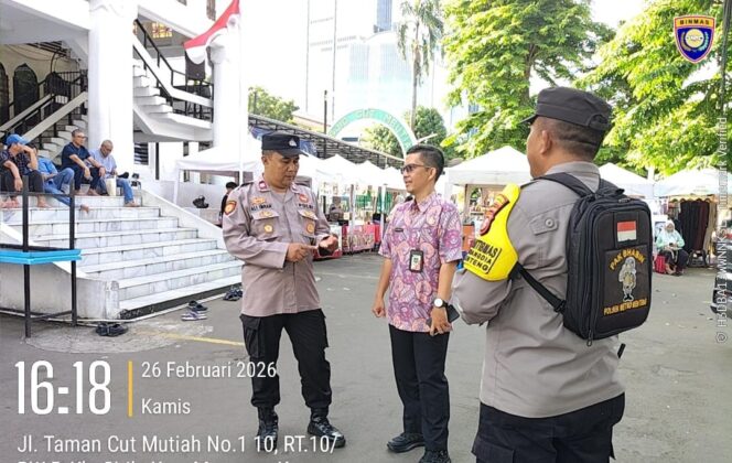 
					Personel Polsek Metro Menteng Hadir Jaga Keamanan Pasar Tumpah Ramadhan Masjid Cut Mutia
