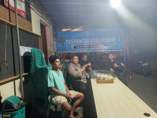 
					Sinergitas Polisi Dan Warga Jaga Kondusifitas Malam Ramadhan Kesembilan Di Petamburan