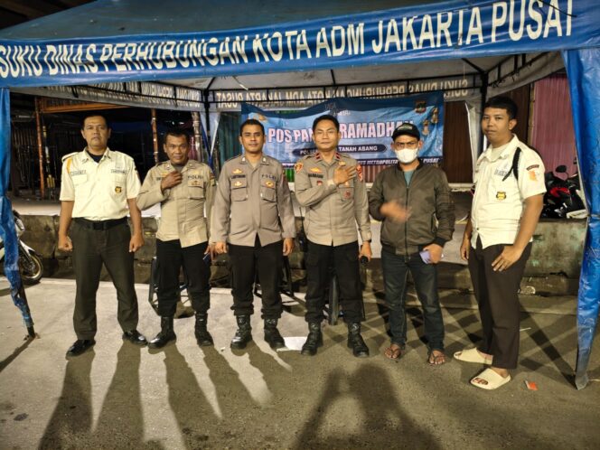 
					Personel Polsek Tanah Abang Siaga Di Pos Pantau Blok F Pasar Tanah Abang Selama Ramadhan 1447 H Malam Kesembilan