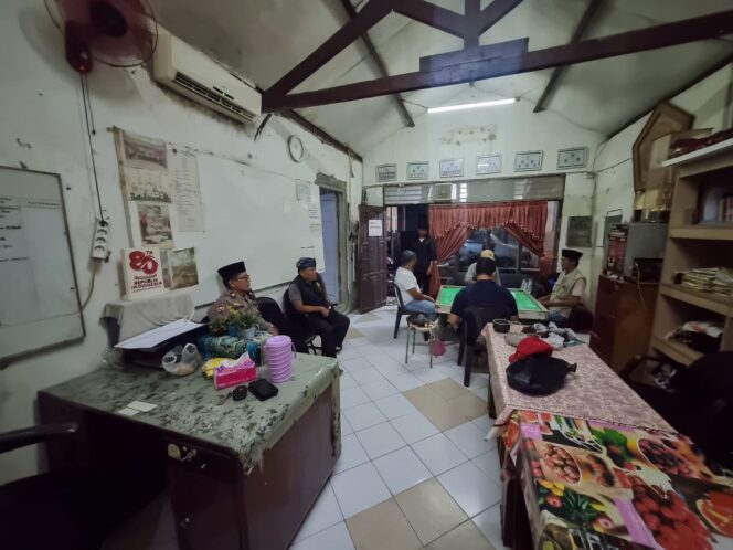 
					Bhabinkamtibmas Karet Tengsin Laksanakan Patroli dan Sambang Cooling System di RW 06, Antisipasi Gangguan Kamtibmas Jelang Sahur