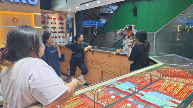 
					Bhabinkamtibmas Gelora Sambang Dan Berikan Himbauan Kamtibmas Kepada Pengelola Toko Emas