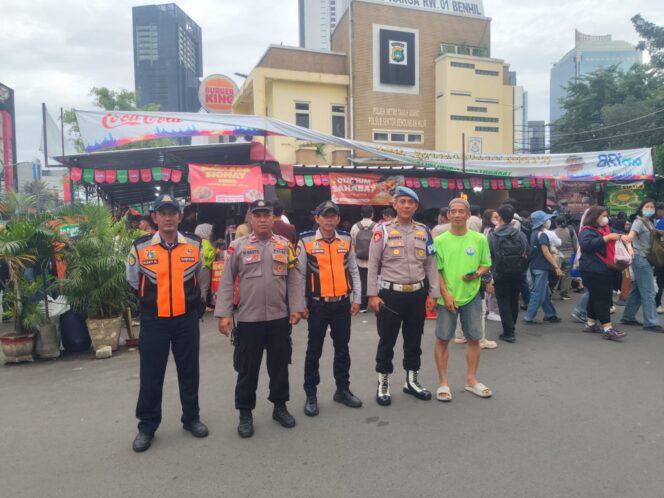 
					Polsek Metro Tanah Abang Gelar Pelayanan Dan Pengaturan Arus Lalu Lintas Bazar Takjil Ramadan Pasar Benhil Di Hari Kesembilan