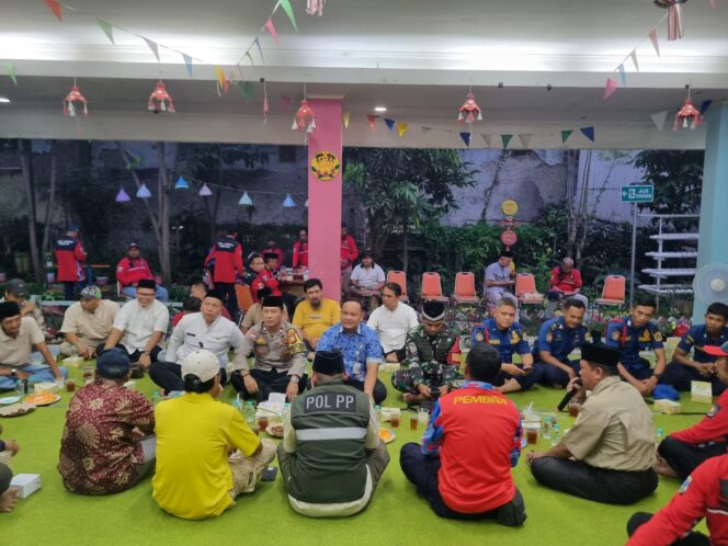 
					Bhabinkamtibmas Karet Tengsin Hadiri Silaturahmi Dan Pengukuhan Redkar, Perkuat Sinergi Tiga Pilar Jaga Kamtibmas