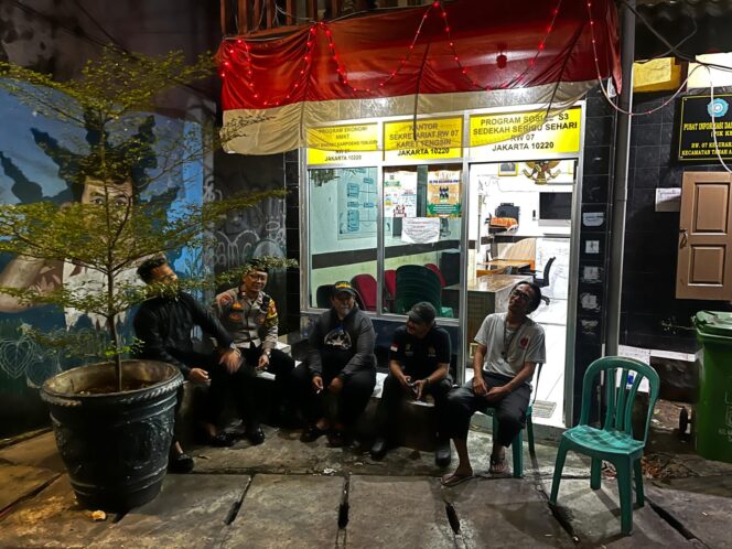 
					Bhabinkamtibmas Kelurahan Karet Tengsin Laksanakan Patroli Dan Sambang Pos Rw 07 Jelang Sahur