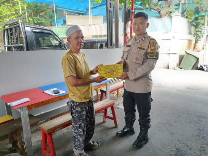 
					Pererat Silaturahmi, Polri Berikan Bantuan Kain Sarung untuk Mushola Al Umamah