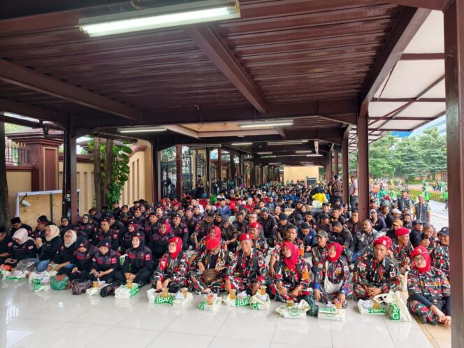 
					Buka Bersama di Lokasi Unjuk Rasa, Polda Metro Jaya Kedepankan Kebersamaan dan Sikap Humanis