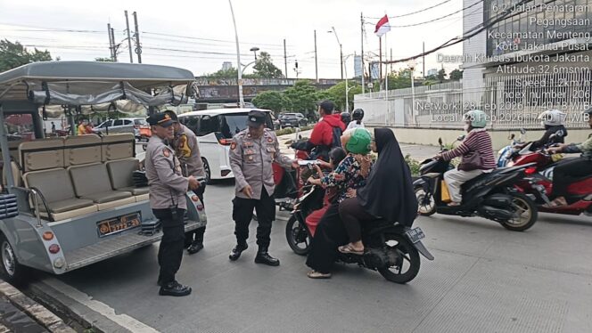 
					Polsek Metro Menteng Tebar Berkah Ramadan, Bagikan 100 Nasi Siap Saji di Taman Proklamasi