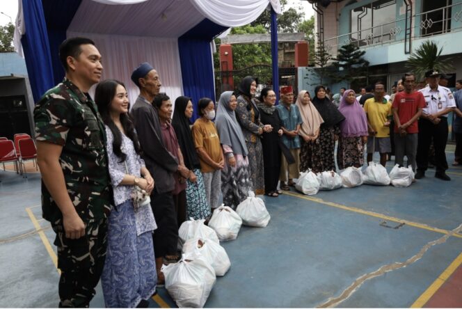 
					Bakti Sosial Ramadan, Ibu Siti Harjanti Wismoyo Aris Munandar Salurkan 250 Paket Sembako untuk Warga Sungai Bambu