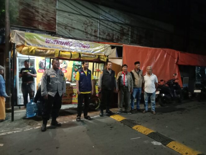 
					Patroli Jalan Kaki Polsek Sawah Besar Bersama Pot-mas Antisipasi Tawuran dan Petasan di Rusun Karang Anyar
