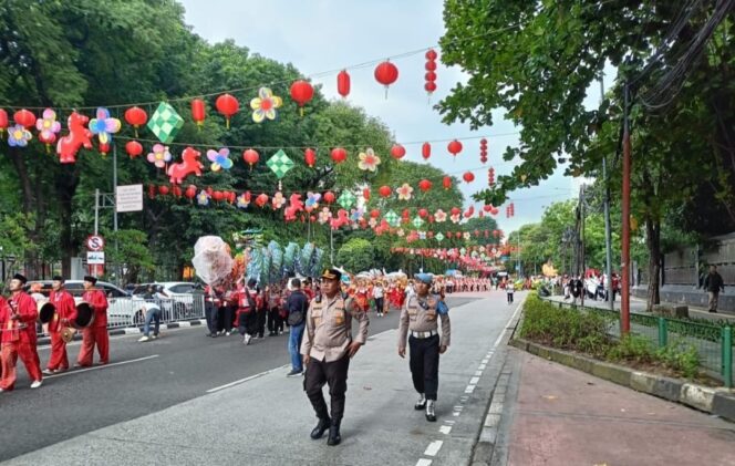 
					POLISI AMANKAN PARADE HARMONI IMLEK NUSANTARA 2026 DI LAPANGAN BANTENG SAWAH BESAR