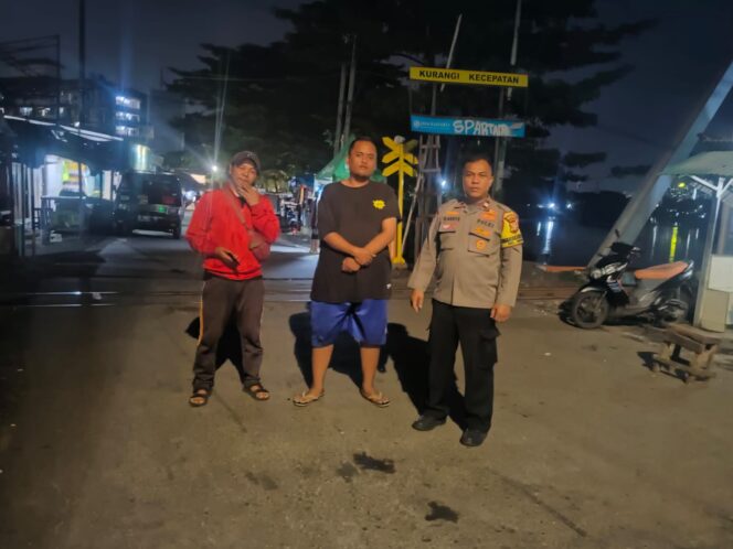 
					Patroli Dialogis di Pintu Rel Bendungan Hilir, Bhabinkamtibmas Bendungan Hilir Antisipasi Tawuran dan 3C Saat Dini Hari