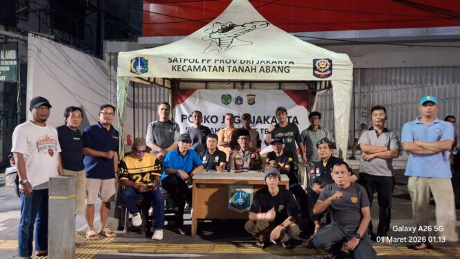 
					Bhabinkamtibmas Karet Tengsin Bersama Unsur Kewilayahan Rw 05 Dan Rw 06 Laksanakan Giat Posko Jaga Jakarta