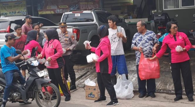 
					Bhayangkari Ranting Duren Sawit Bagi-bagi Takjil di Jaktim, 300 Paket Disiapkan