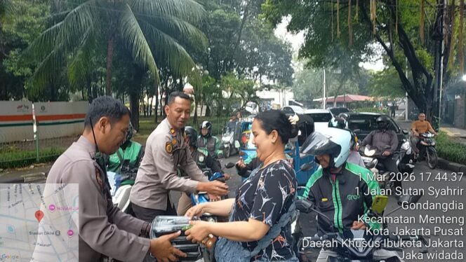 
					Jelang Buka Puasa, Polsek Metro Menteng Hadir Berbagi Untuk Warga Di Depan Mako Polsek Metro Menteng