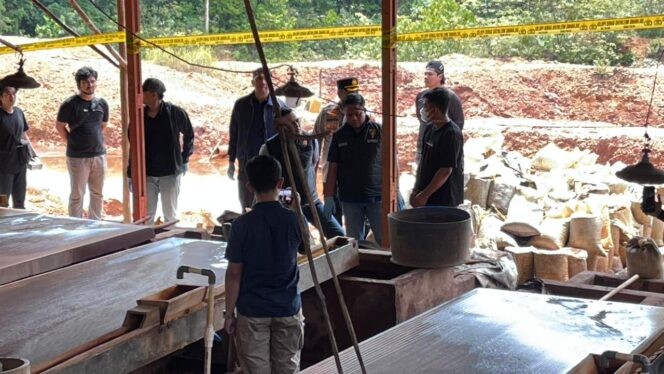 
					Polri Bongkar Penambangan Ilegal dan Penyelundupan Pasir Timah ke Malaysia, 7 Tersangka Diamankan
