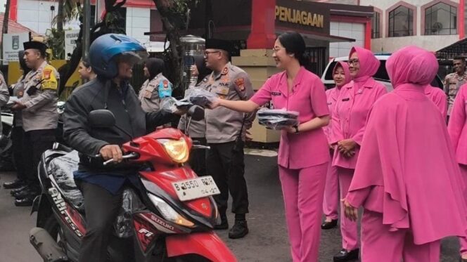
					Polsek Metro Menteng dan Bhayangkari Tebar Berkah Ramadan, Bagikan Takjil Gratis Untuk Warga