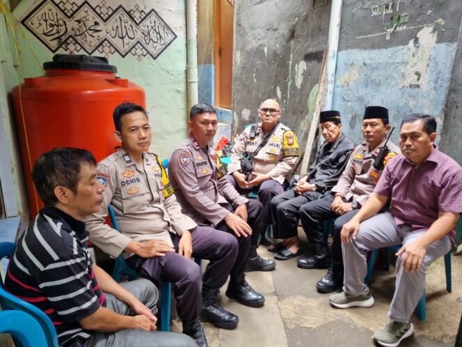 
					Wujud Empati dan Kepedulian, Polsek Metro Tanah Abang Bersama Polwan Melayat ke Rumah Duka Warga Karet Tengsin