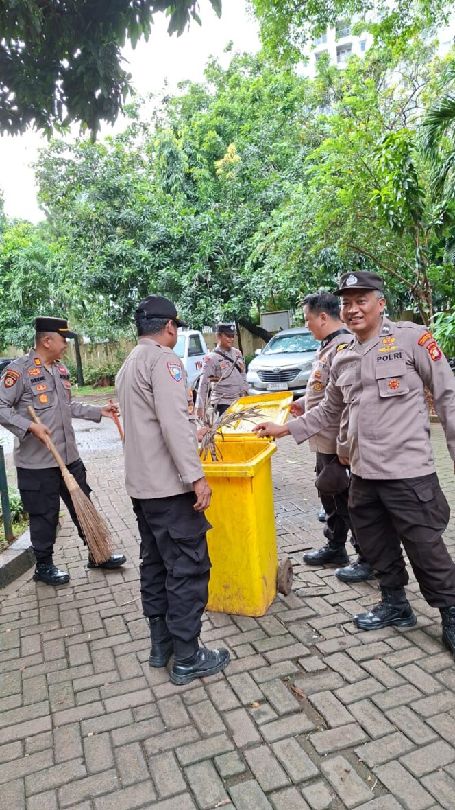 
					Merawat Lingkungan dengan Ikhlas di Bulan Ramadhan, Polri Beri Teladan Lewat Kurve Bersama