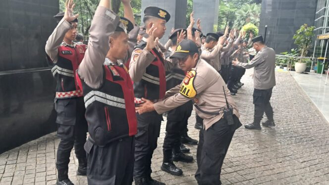 
					Menjaga Keadilan dengan Hati di Bulan Ramadhan, Polri Amankan Sidang di Jakarta Pusat