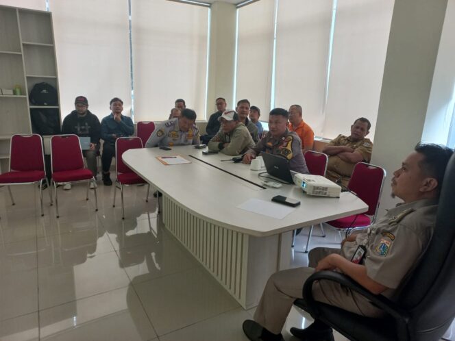 
					Bhabinkamtibmas Kebon Kacang Hadiri Rapat Tiga Pilar Bahas Penataan Parkir dan PKL