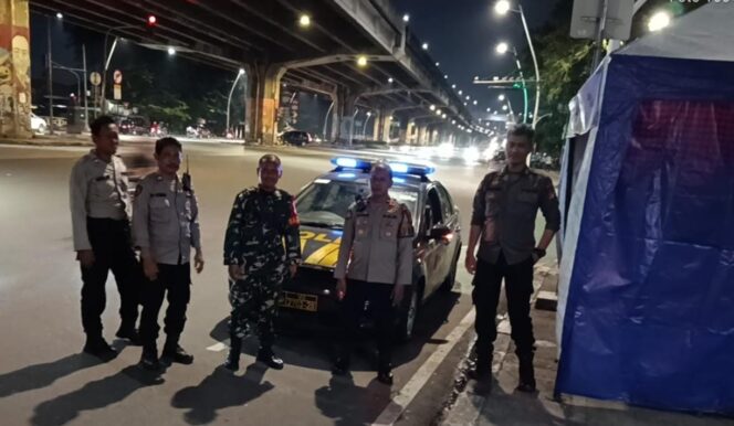 
					Patroli Cipta Kondisi Tiga Pilar Cempaka Putih, Polisi Hadir Jaga Keamanan Warga di Dini Hari