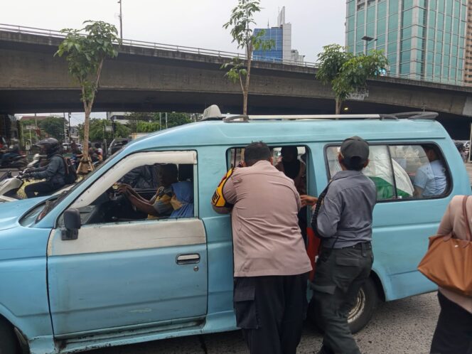
					Bhabinkamtibmas Petamburan Bersama Tiga Pilar Bagikan Takjil di Jalan Gatot Subroto Slipi