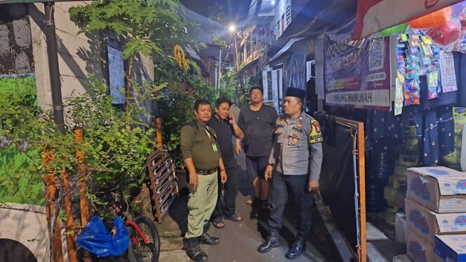 
					Bhabinkamtibmas Gelora Bersama Hansip dan Warga Laksanakan Patroli Ramadhan dengan Jalan Kaki di Jalan Gelora IX