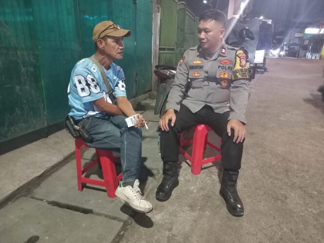 
					Bhabinkamtibmas Kebon Kacang Laksanakan Sambang Warga RW 06, Sampaikan Pesan Kamtibmas