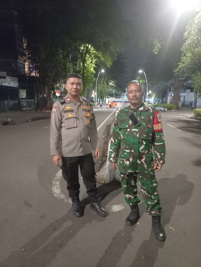 
					Bhabinkamtibmas dan Babinsa Laksanakan Patroli Dini Hari, Antisipasi Tawuran Warga di Jalan Wahid Hasyim