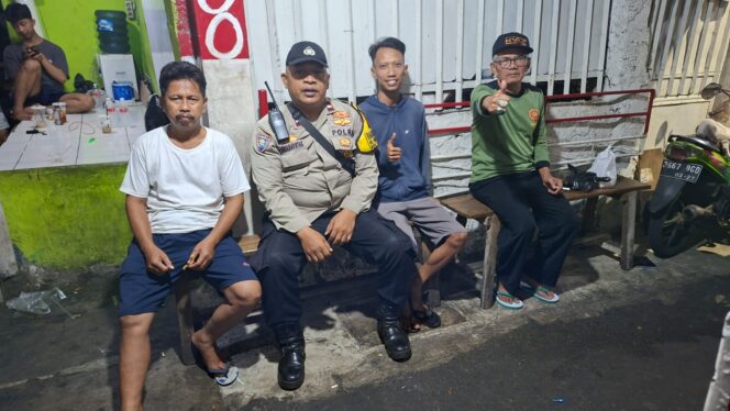 
					Ramadan Penuh Kepedulian, Bhabinkamtibmas Jaga Keamanan Warga Lewat Sambang Pos Kamling