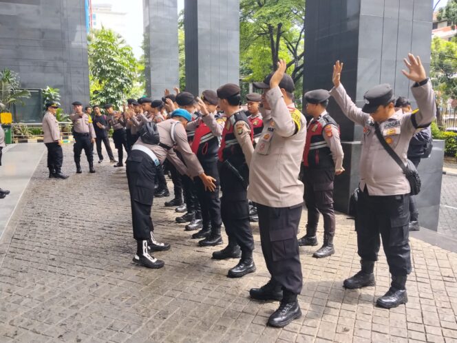 
					Ramadan dan Pengabdian, Polisi Jaga Kelancaran Sidang demi Kenyamanan Masyarakat