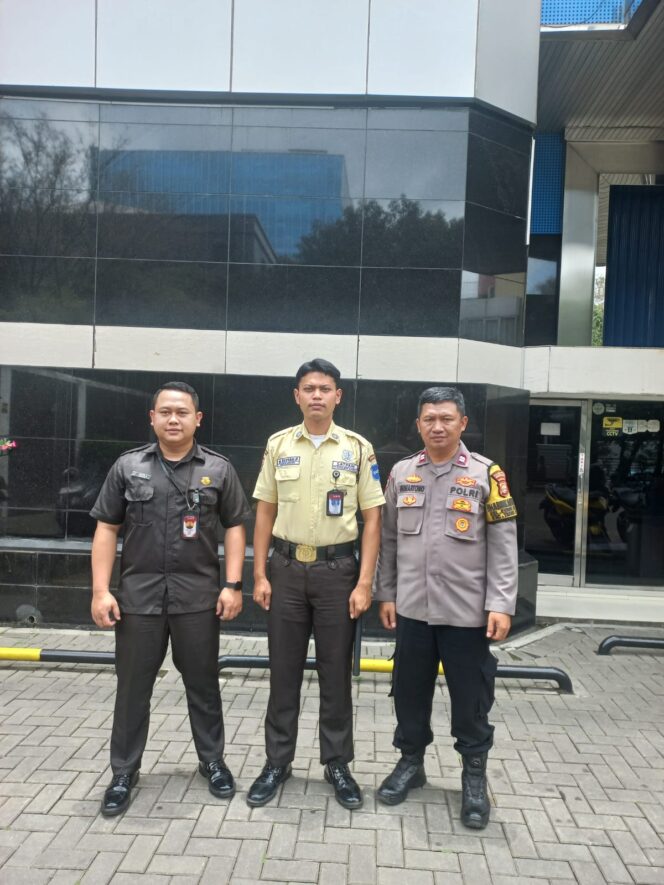 
					Bhabinkamtibmas Kebon Kacang Tingkatkan Koordinasi dengan Satpam Bank BCA