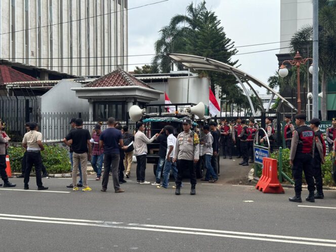 
					Aksi Unjuk Rasa di Depan OJK RI Sawah Besar Berlangsung Kondusif, Polisi Pastikan Pengamanan Humanis