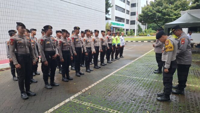 
					Kanit Samapta Pimpin Apel Pelayanan Aksi Mahasiswa di Kementerian Agama Jakarta Pusat