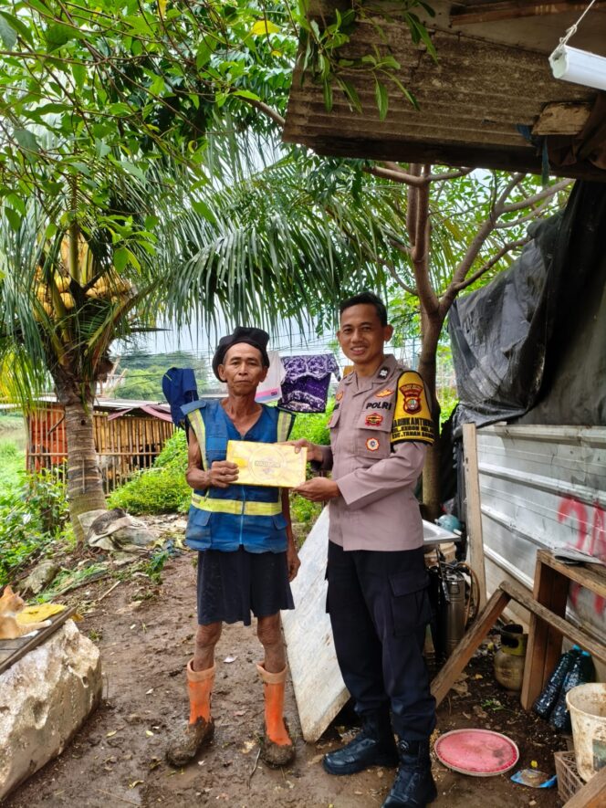 
					Bhabinkamtibmas Kebon Melati Berikan Sarung kepada Warga Kurang Mampu di RW 015