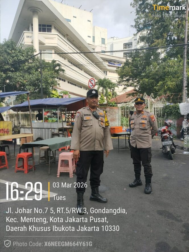 
					Kolaborasi Personel Menteng Kawal Ketertiban Pasar Tumpah Ramadhan Masjid Cut Nyak Dien